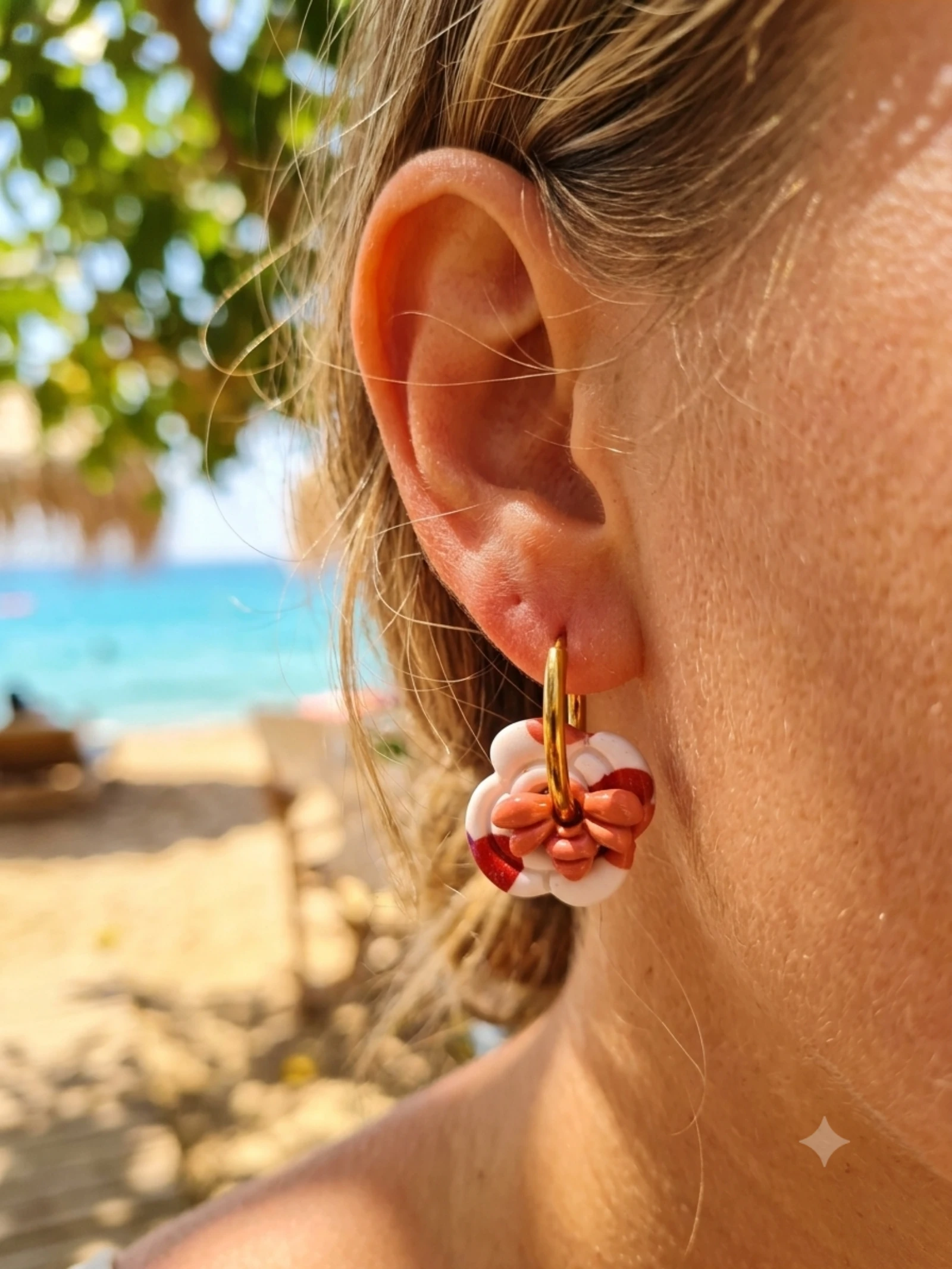 Boucle d'oreille acier inoxydable doré la rose et son abeille 